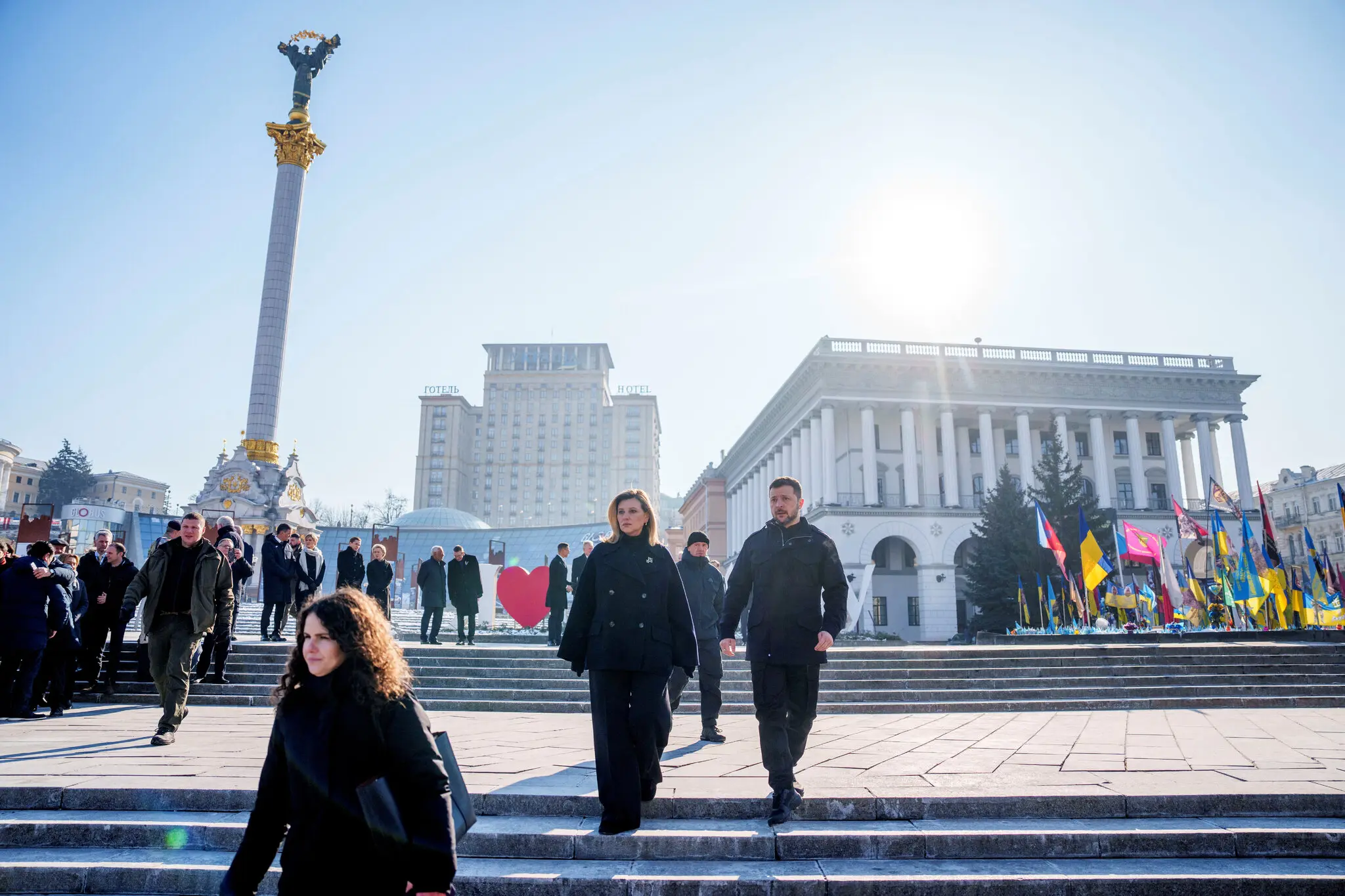 Три роки спротиву: Україна вшановує жертви війни та зміцнює світову підтримку